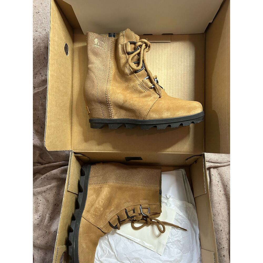 Sorel Joan of Arctic Boots EUC Youth 5/Women's 6.5-7 Camel with Gold w/Box